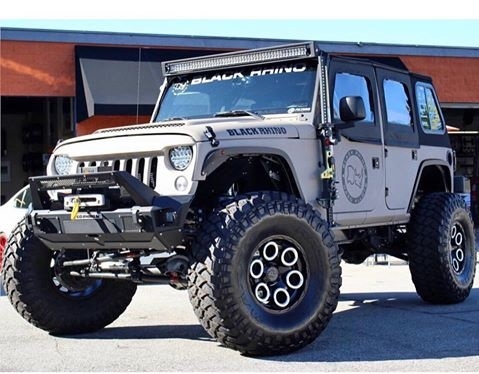 картинка Новые диски Black Rhino Magnus R17 5X139,7 ET-25 J8 черный мат + серебро магазин  StreetTuning 