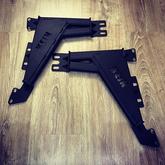 картинка Комплект усилителей (2 распорки) под переднее крыло для Subaru Impreza 92-00 магазин  StreetTuning 