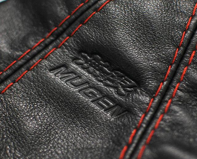 картинка Чехол на КПП Mugen для Honda Integra DC5. Кожа, красная строчка. магазин  StreetTuning 