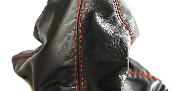 картинка Чехол на КПП Mugen для Honda CRX. Кожа, красная строчка. магазин  StreetTuning 