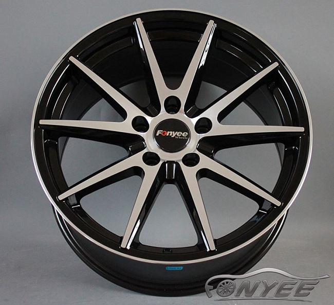 картинка Новые диски Vossen VFS1 Replica R18 5X112 ET40 J9,5 черный глянец + серебро магазин  StreetTuning 