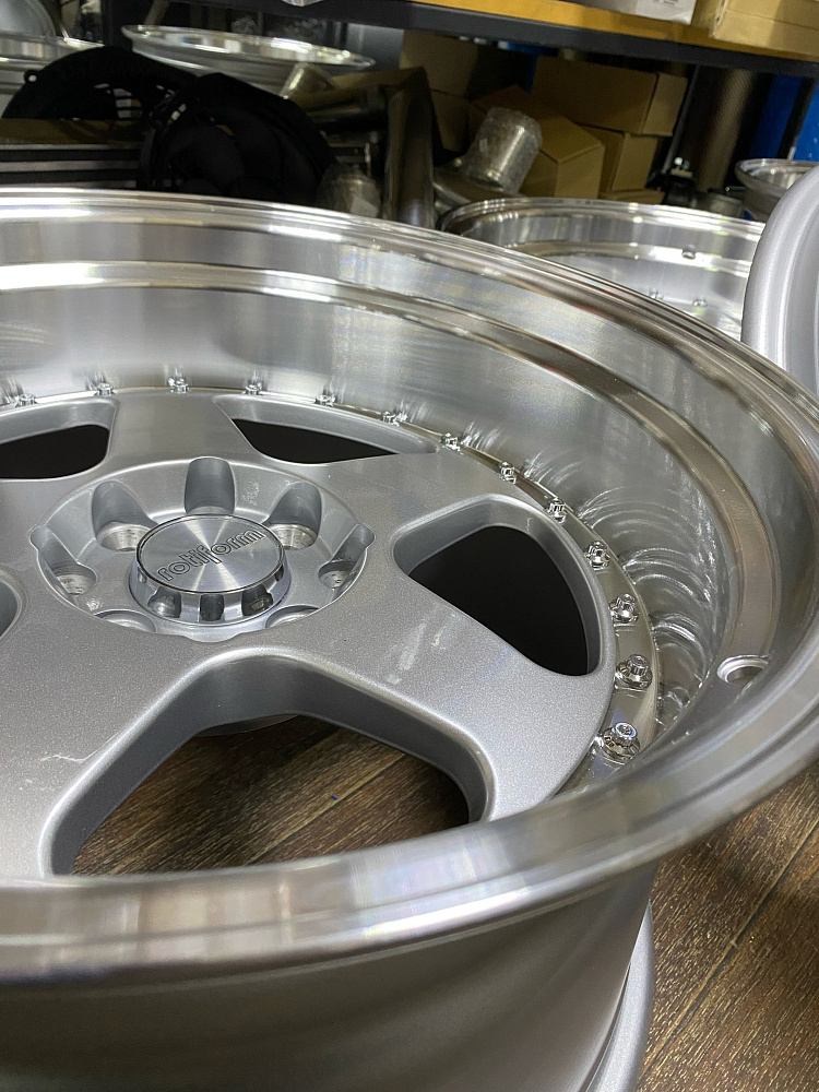 картинка Новые диски Rotifrom R17 J9 ET15 5X100/5х114.3 серебро от магазина  StreetTuning