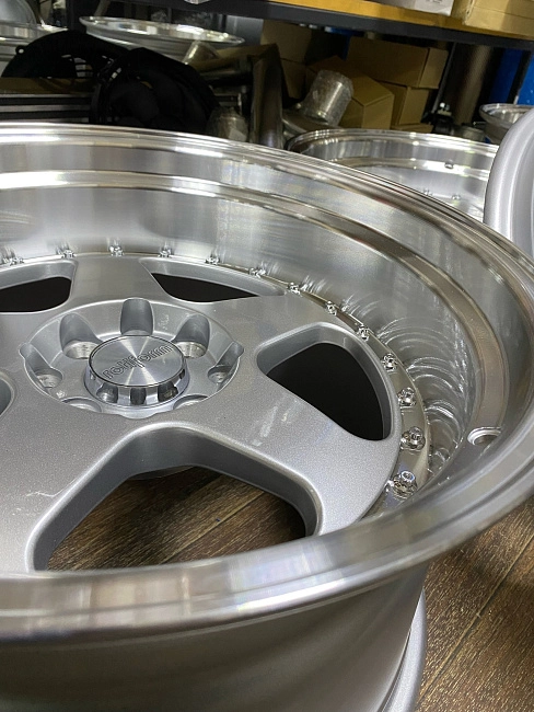 картинка Новые диски Rotifrom R17 J9 ET15 5X100/5х114.3 серебро магазин  StreetTuning 