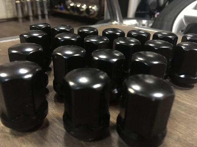 картинка Комплект гаек Starleks M12x1.5 высота 32 мм, черные магазин  StreetTuning 