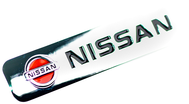 картинка Шильдик в решетку радиатора с логотипом "Nissan" магазин  StreetTuning 