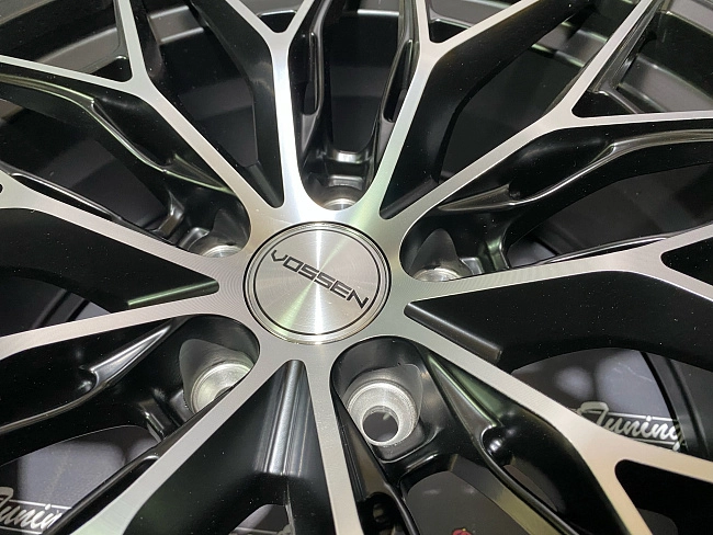 картинка Новые диски Vossen Flow Forming R18 J8 ET35 5X108 Black магазин  StreetTuning 