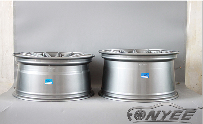 картинка Новые диски Vossen VFS2 Replica R18 5X120 ET30 J9,5 светло серый + серебро магазин  StreetTuning 