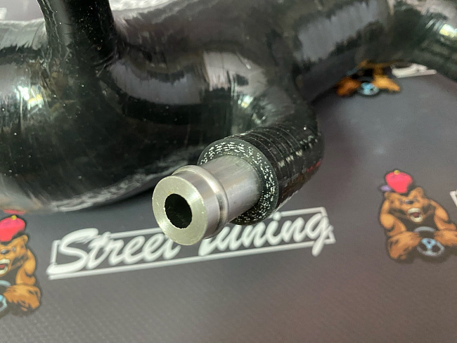 картинка Патрубок турбины StreeTuning для Subaru Impreza GRB/GH8 VER10 магазин  StreetTuning 