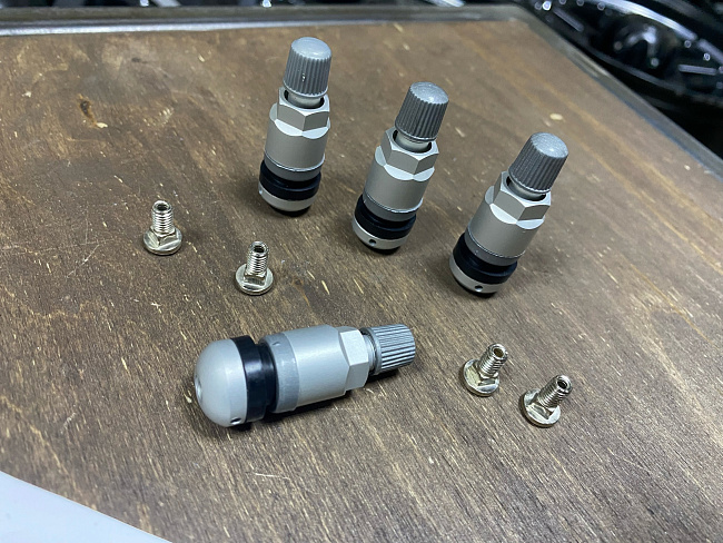 картинка Ниппели (вентили) под датчик, разборные TPMS-17, серые, 4 шт магазин  StreetTuning 