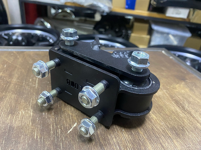 картинка Усиленная опора(подушка) кпп для Toyota Supra, Cressida, R154 и W5x магазин  StreetTuning 