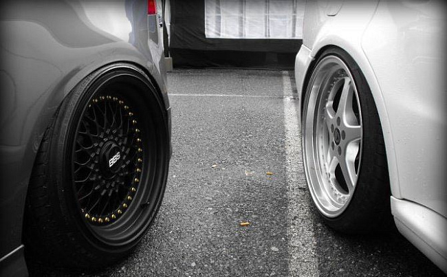 картинка Новые диски BBS RS R16 4X100/4X108 ET20 J9 черный мат + золотистые болтики магазин  StreetTuning 