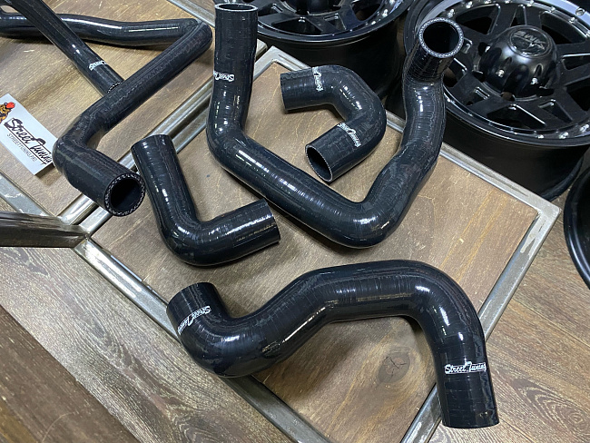 картинка Патрубки системы охлаждения StreetTuning BMW E30 88-93 M20 325 325i магазин  StreetTuning 