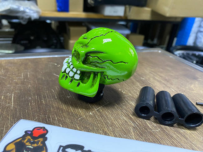 картинка Ручка КПП "Череп", цвет зеленый магазин  StreetTuning 