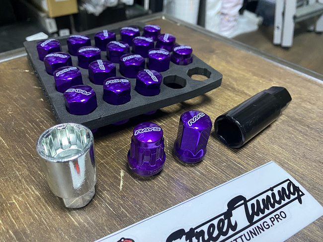 картинка Колесные гайки Rays style М12х1.5 высота-30 мм фиолетовые с секретками магазин  StreetTuning 