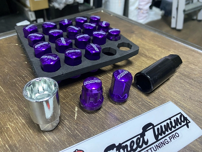 картинка Колесные гайки Rays style М12х1.5 высота-30 мм фиолетовые с секретками магазин  StreetTuning 
