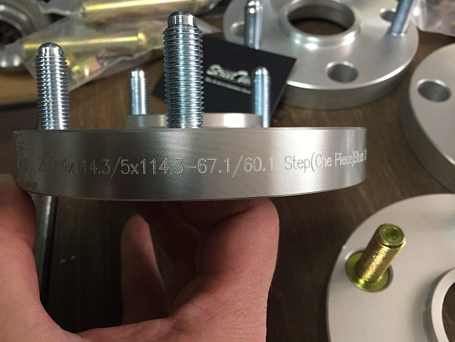 картинка Проставка переходная 20 мм с 4x114.3 на 5x114.3-ц. о 67.1/60.1 шпилька 12х1.5 магазин  StreetTuning 