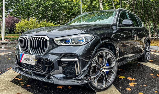 картинка Сплиттер (губа) на передний бампер для BMW X5 G05 M50i , карбон глянец магазин  StreetTuning 