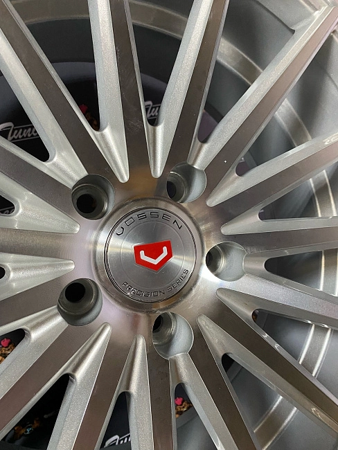 картинка Новые диски Vossen VFS-2 R18 J8 ET35 5x114.3 Silver магазин  StreetTuning 