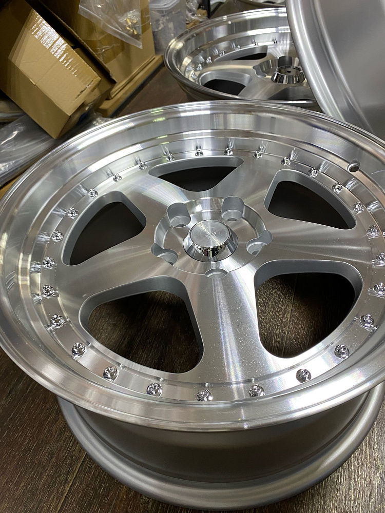 картинка Новые диски Rotiform R17 J8 ET30 5X114,3, серебро от магазина  StreetTuning