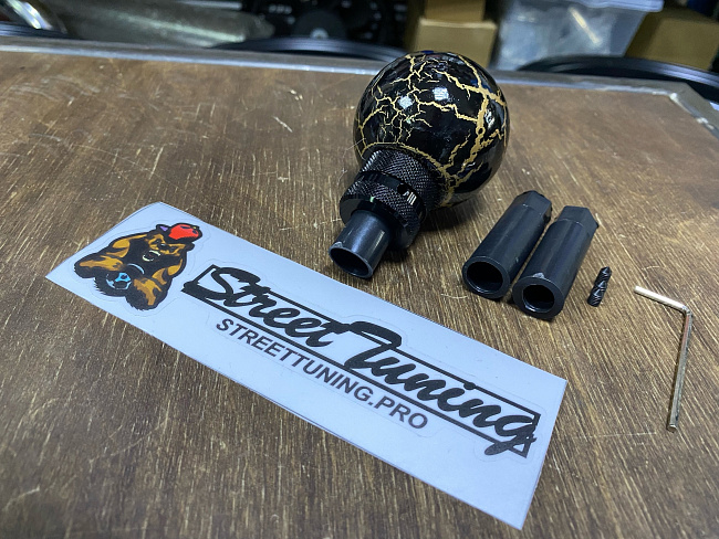 картинка Ручка переключения передач, шар, черная с золотой текстурой магазин  StreetTuning 