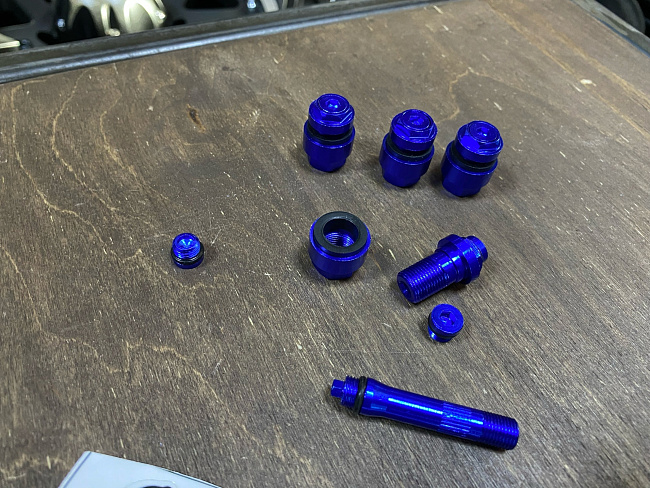 картинка Скрытые ниппели (вентили) для колес, к-т 4 шт, цвет СИНИЙ магазин  StreetTuning 