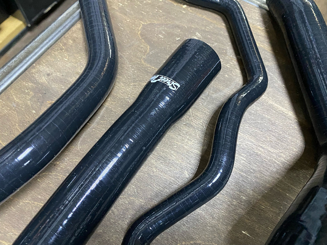 картинка Патрубки системы охлаждения STREETTUNING для Audi A4/VW Passat B6 2001 магазин  StreetTuning 