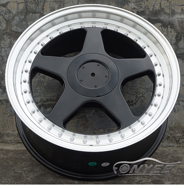картинка Новые диски OZ Racing Futura R18 5x112-5x120 ET35 J8 черные + серебро магазин  StreetTuning 