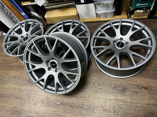картинка Новые диски Hellcat SRT Syle R20 J9 ET18 5X114.3 серый мат магазин  StreetTuning 