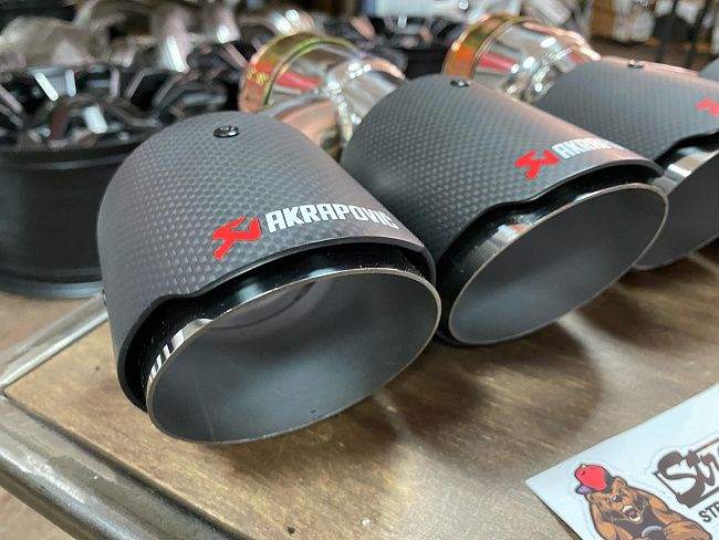 картинка Насадки на глушитель Akrapovic Style двойные комплект- 2 шт BMW G30 M5 магазин  StreetTuning 