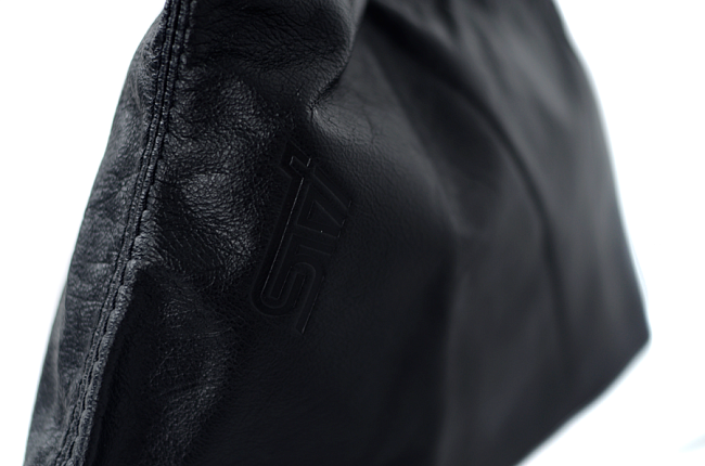 картинка Чехол на ручник Subaru STI, универсальный. Кожа, черная строчка магазин  StreetTuning 