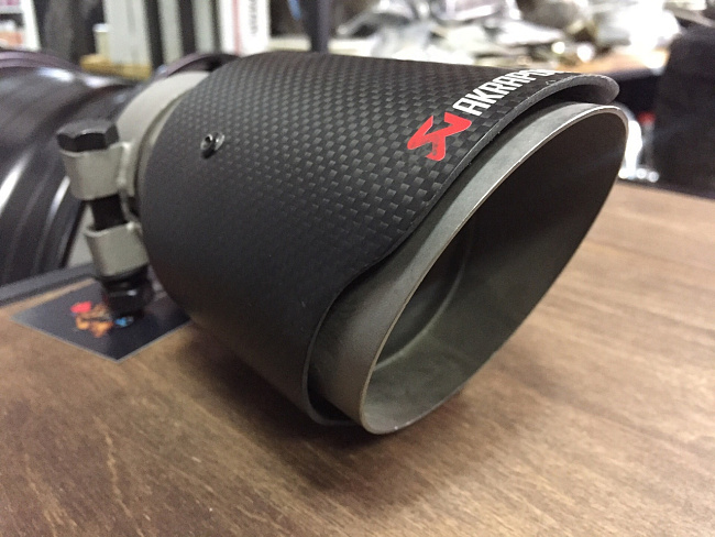 картинка Насадка на глушитель универсальная Akrapovic style 63 - 89 #1 магазин  StreetTuning 