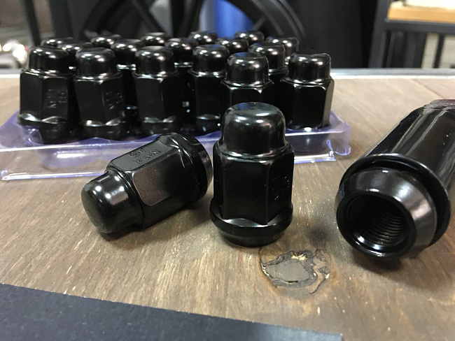 картинка Колесные гайки Starleks, М14 х 1.5, L-35 мм, черные магазин  StreetTuning 