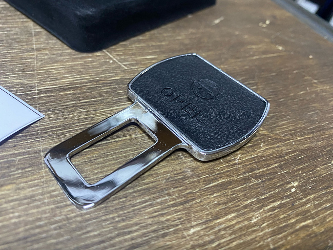 картинка Обманки "заглушки" в ремень безопасности Opel -2 шт магазин  StreetTuning 