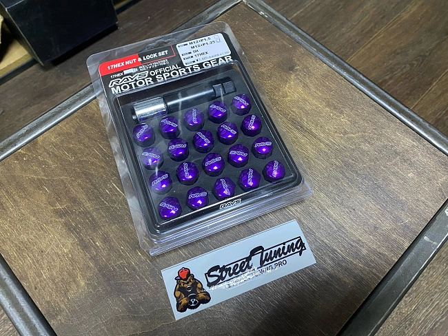 картинка Колесные гайки Rays style М12х1.5 высота-30 мм фиолетовые с секретками магазин  StreetTuning 
