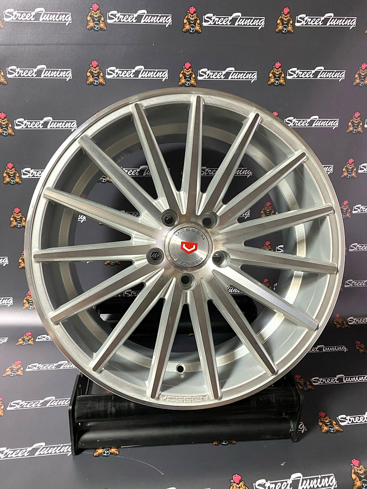 картинка Новые диски Vossen VFS-2 R18 J8 ET35 5x114.3 Silver от магазина  StreetTuning