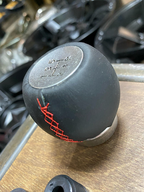 картинка Ручка КПП кожанная с красной строчкой 5 СТ магазин  StreetTuning 