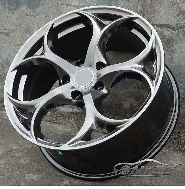 картинка Новые диски Alfa Romeo Giulia Quadrifoglio R19 5x112 ET35 J8,5 серебро с оттенком серого металика магазин  StreetTuning 