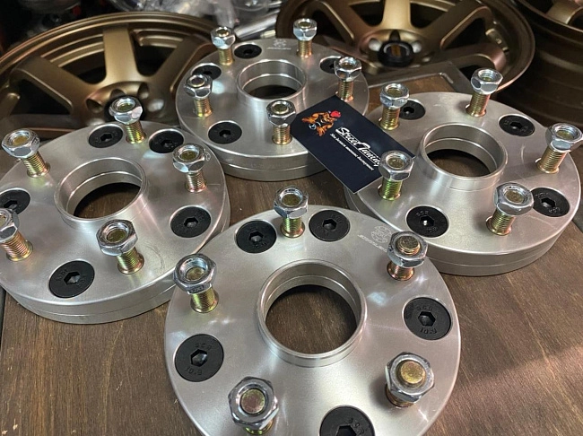 картинка Проставка переходная 25 мм с 4x114.3 на 5x114.3-ц. о73.1/56.1 шпилька 12х1.5 магазин  StreetTuning 