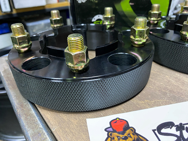 картинка Проставка Starleks 40 мм 5x150 цо 110.1 шпилечная M14x1,5 магазин  StreetTuning 