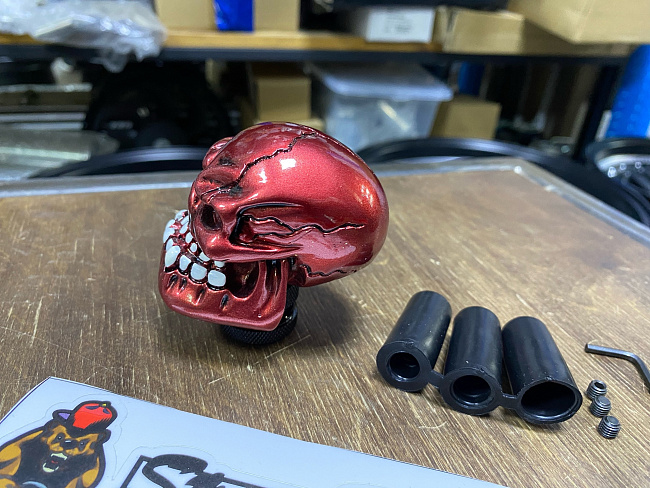 картинка Ручка КПП "Череп", цвет темно-красный. магазин  StreetTuning 