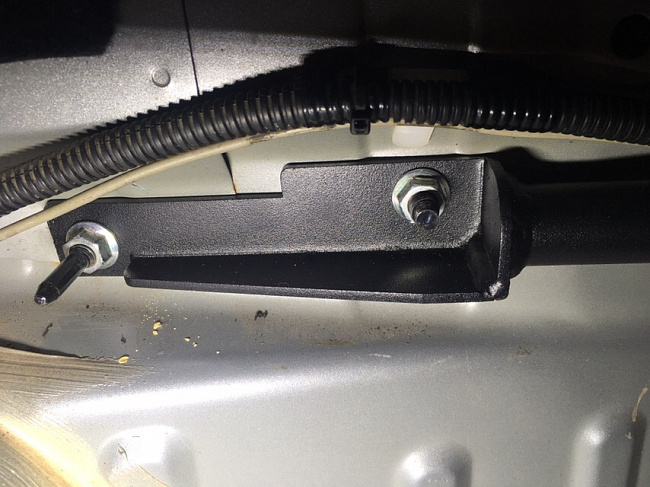 картинка Распорка в багажник со стороны фонарей для Subaru Forester SG5 2002-2007 магазин  StreetTuning 