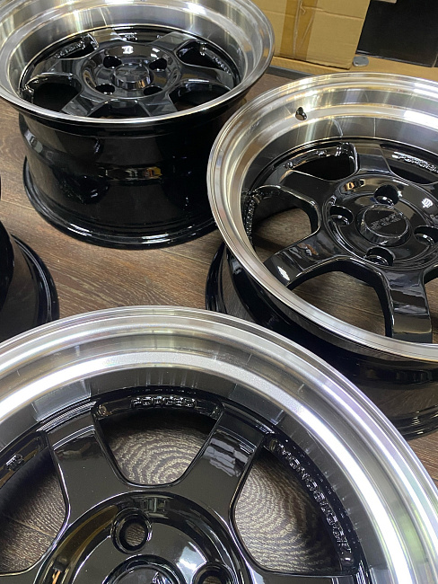 картинка Новые диски Rays TE37 R15 J8 ET15 4x100, черные магазин  StreetTuning 