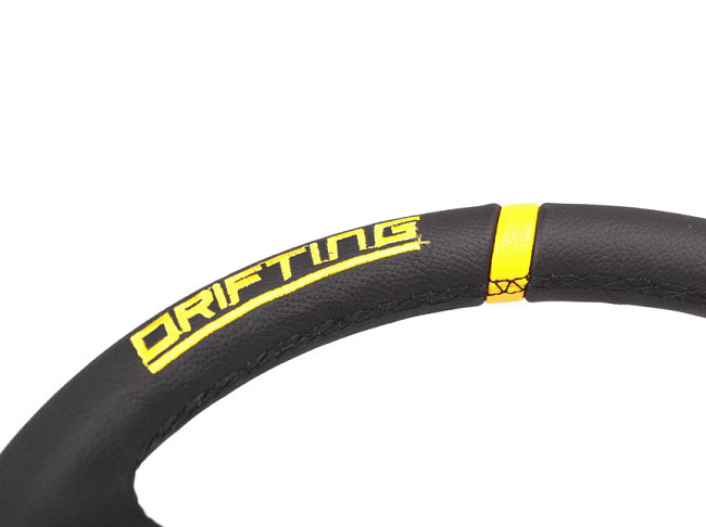 картинка Спортивный руль MOMO Style, кожаный с желтыми вставками магазин  StreetTuning 