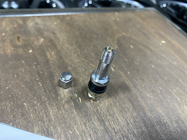 картинка Ниппель (вентиль) для бескамерной шины разборный,хром, H-51 мм магазин  StreetTuning 