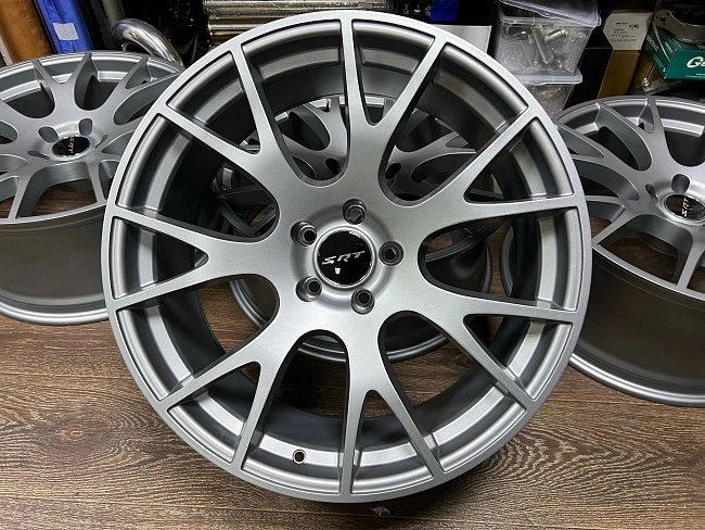 картинка Новые диски Hellcat SRT Syle R20 J9 ET18 5X114.3 серый мат магазин  StreetTuning 