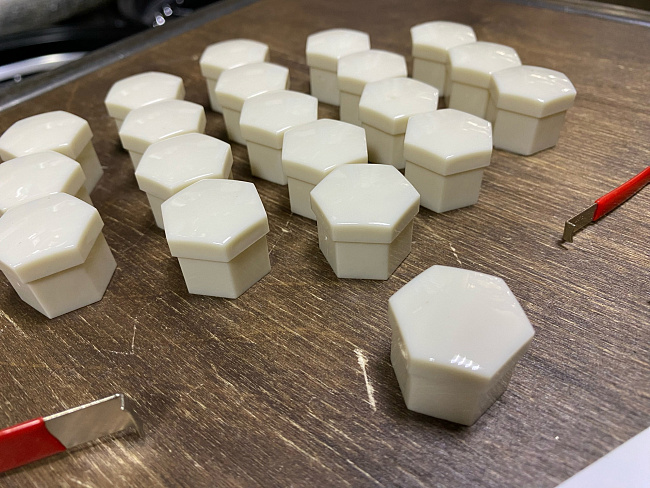 картинка Декоративные колпачки для колесных гаек и болтов под 21й ключ, белые магазин  StreetTuning 