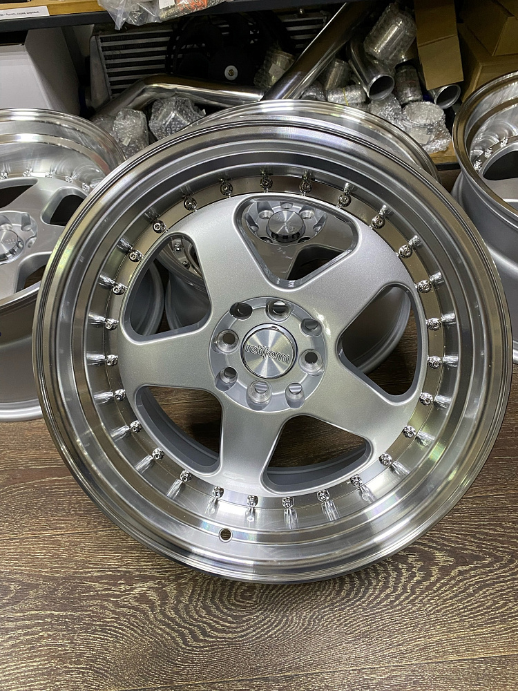 картинка Новые диски Rotifrom R17 J9 ET15 5X100/5х114.3 серебро от магазина  StreetTuning