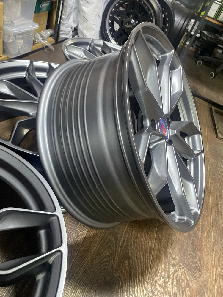 картинка Новые диски HRE S201 R18 J8 ET38 5X114,3, серый мато-серебряные от магазина  StreetTuning
