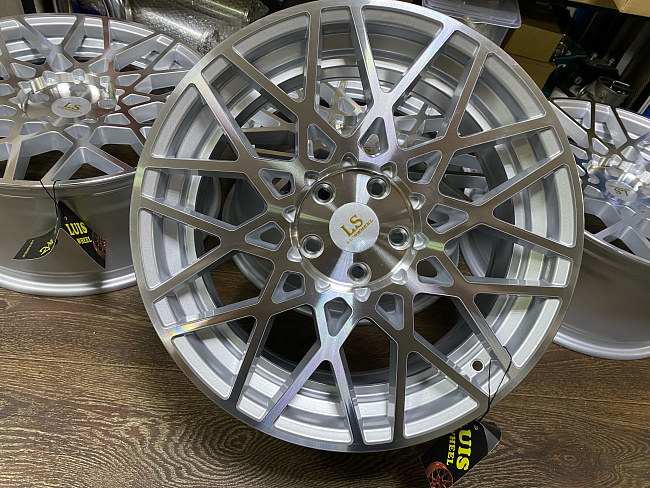 картинка Новые диски Rotiform BLQ Replika R18 J8.5 ET40 5X112, серебро магазин  StreetTuning 