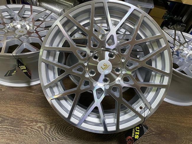 картинка Новые диски Rotiform BLQ Replika R18 J8.5 ET40 5X112, серебро магазин  StreetTuning 